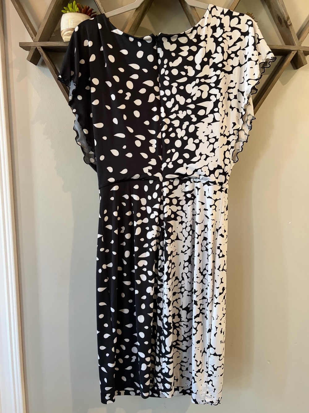 White House Black Market Patterned Knee Length Dress. Flutter sleeves. Size 4. - Picture 2 of 6